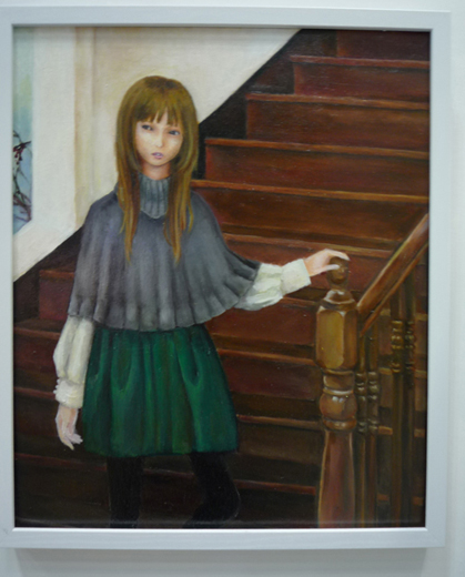 階段の前の少女