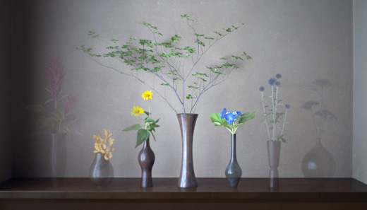 床の間に並ぶ七色の花