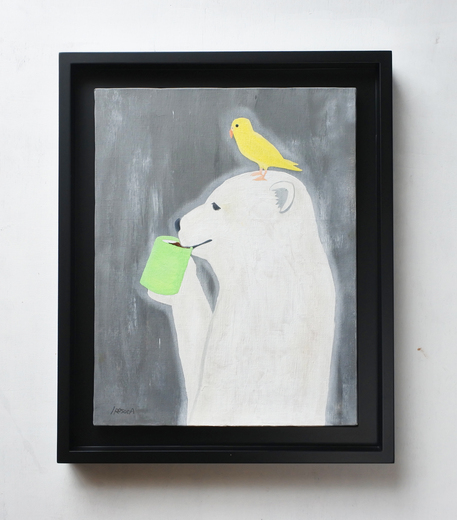 頭にインコをのせコーヒーを飲む熊