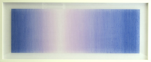 深い青と淡い桜色のグラデーション