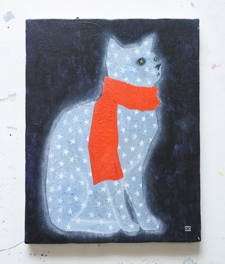 赤いマフラーを巻いたネコ